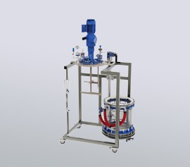 Filterreaktor 50 Liter mit ausgeschwenktem Reaktor zur einfachen Filterkuchen-Entnahme